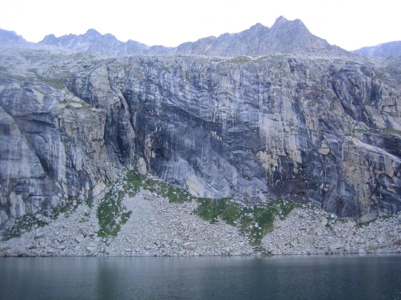 8:00 arribem als Ibons de Llosars. Fem una gran volta deixant els llacs a la nostra esquerra per evitar la immensa paret que tenim al davant. Pugem el cim per la via més directa amb alguna grimpada final i molta pedra descomposta i incòmode.