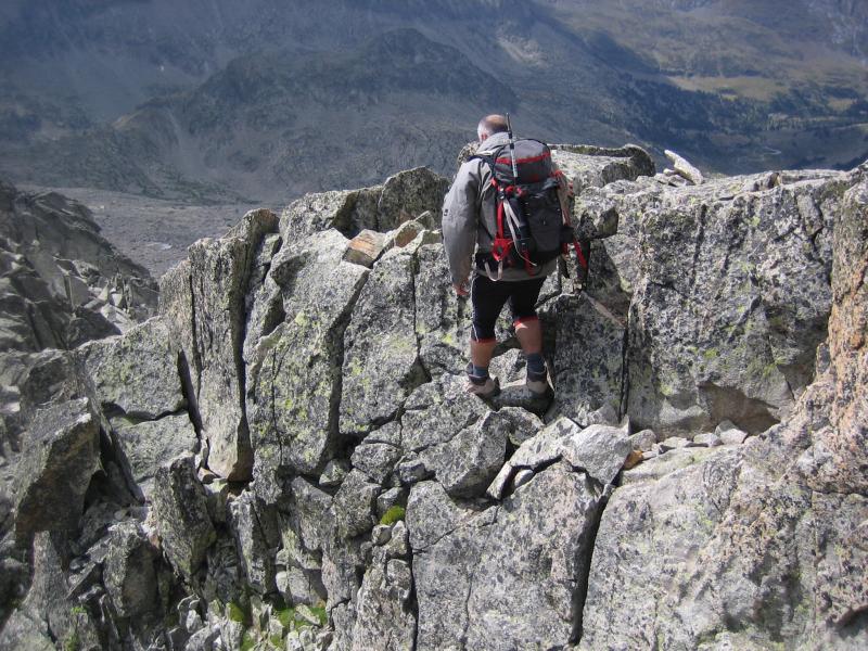 Seguim cap al Russell buscant ja un pas a la dreta que ens permeti baixar fins a les geleres que tenim a baix. Ho aconseguim sobre les 13:30 i fem una parada per celebrar l’èxit i recuperar una mica les forces.